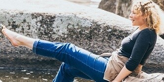 vrouw bij het meer
