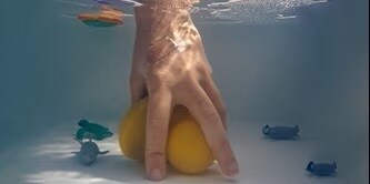 Hand met Nexcare-pleister in water
